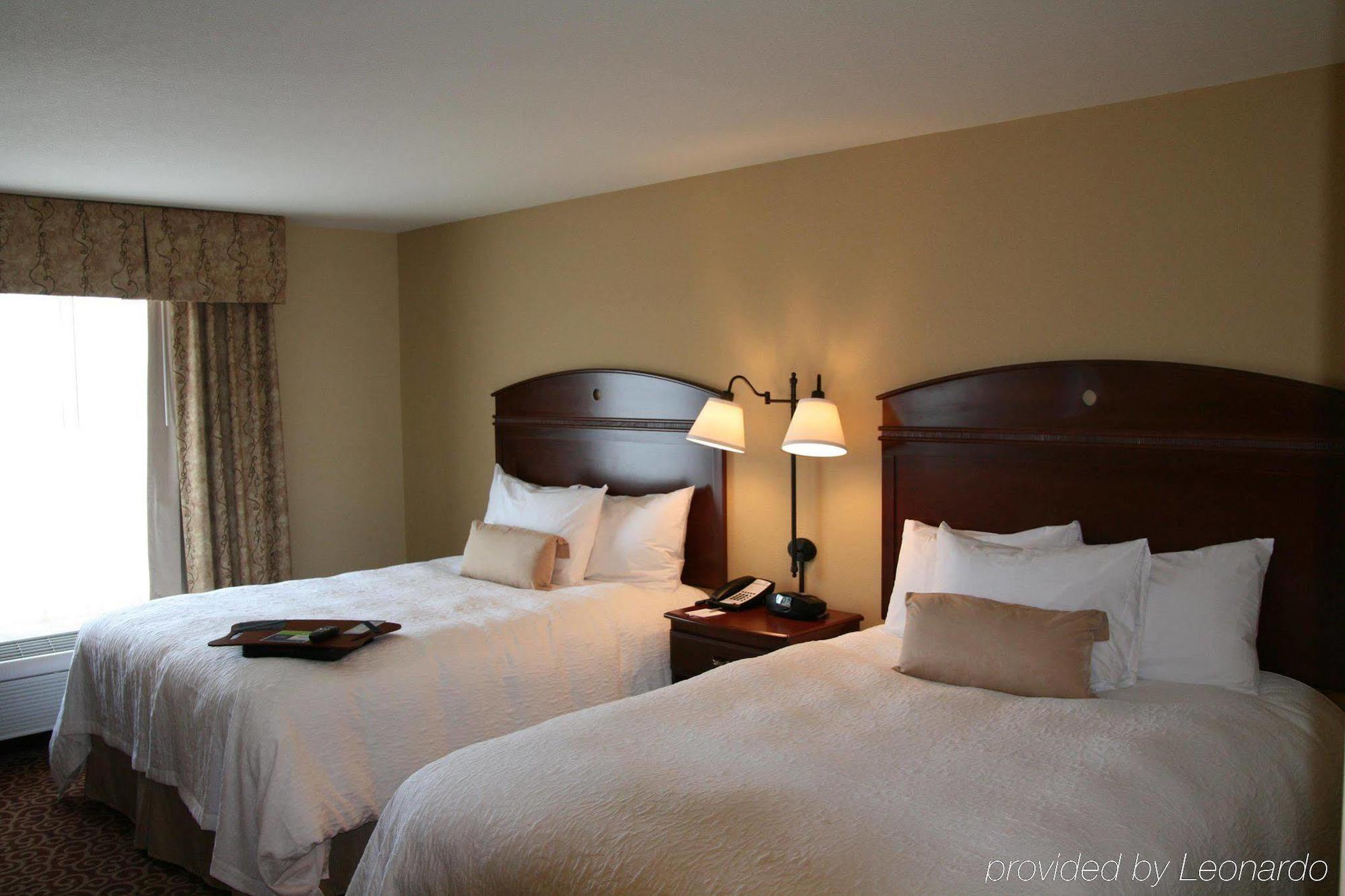 Hampton Inn Elkhorn Lake Geneva Area Room photo